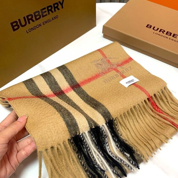 Burberry Women's Scarf - Picture 3 of 7